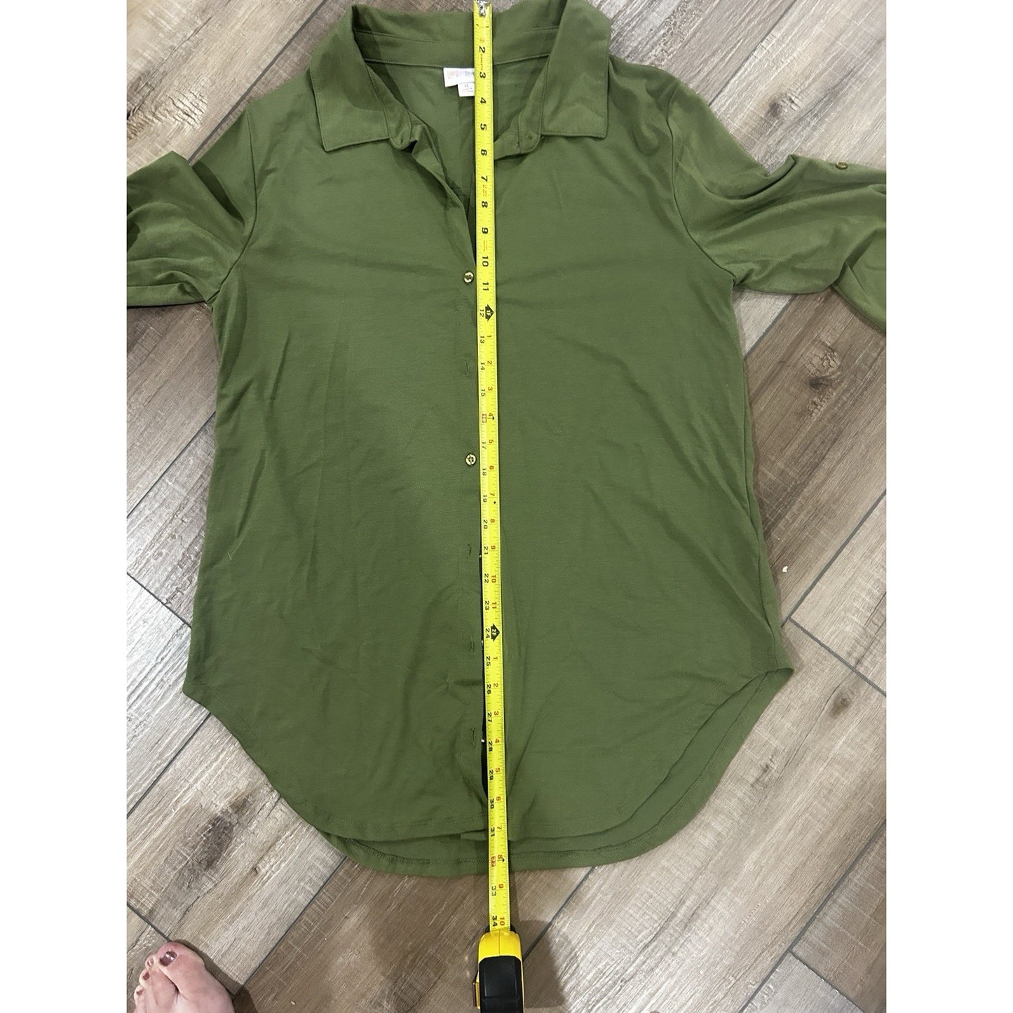 NWT LulaRoe MEDIUM Valentina Blouse Solid Green Button Up Top Rolls Sleeves