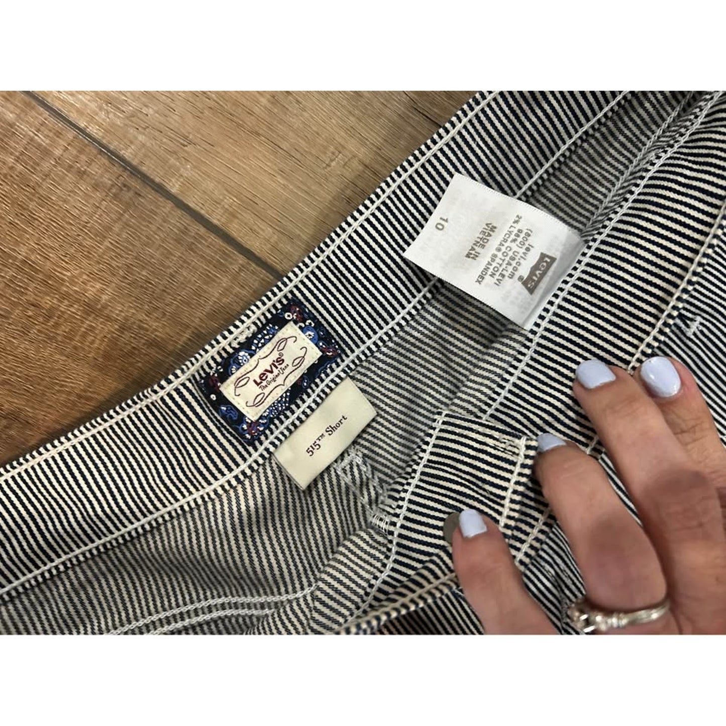 Levi’s denim shorts women’s size 10 pin stripe red tab